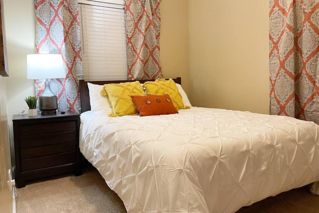 Cozy Escape ◉ King Sized Bed And Fast Wifi Awaits!