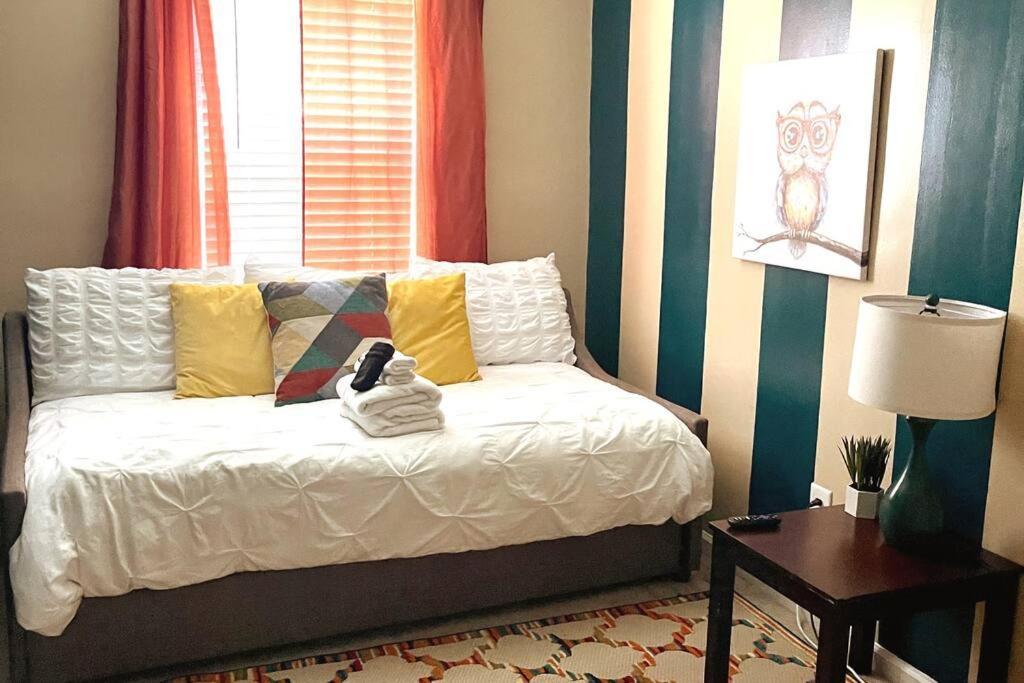 Cozy Escape ◉ King Sized Bed And Fast Wifi Awaits! * Charlotte