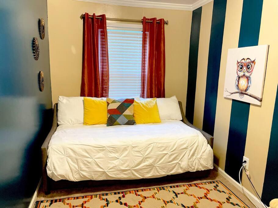 Cozy Escape ◉ King Sized Bed And Fast Wifi Awaits! Holiday home Charlotte