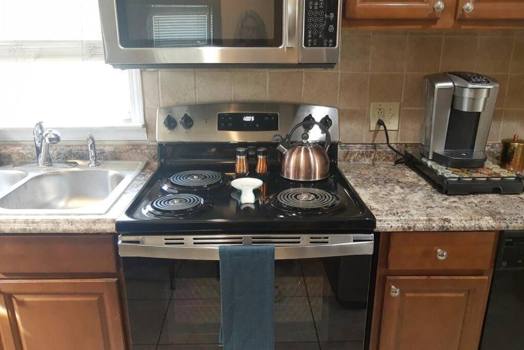 Cozy Escape ◉ King Sized Bed And Fast Wifi Awaits! Holiday home Charlotte
