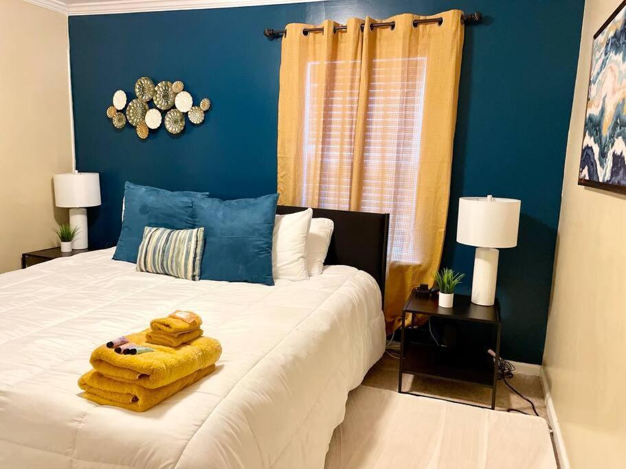 Cozy Escape ◉ King Sized Bed And Fast Wifi Awaits!